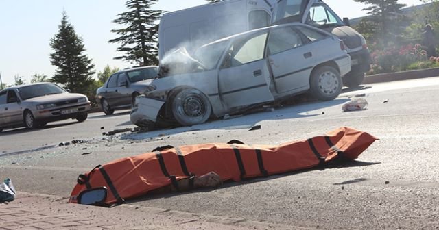 Otobüse çarpıp aracından yola fırlayan sürücü hayatını kaybetti