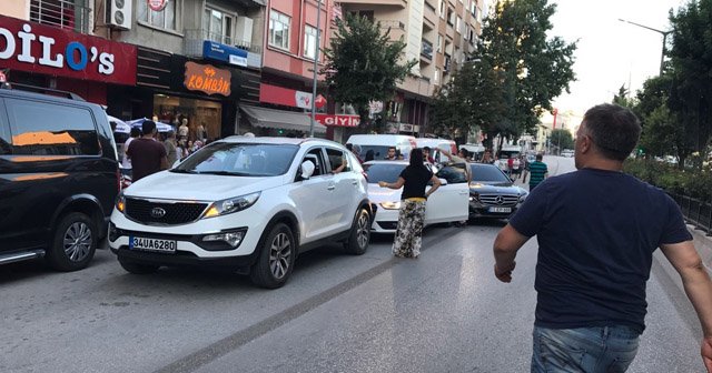 Otomobilin bagajından bir şey alan şahsa arkadan otomobil çarptı