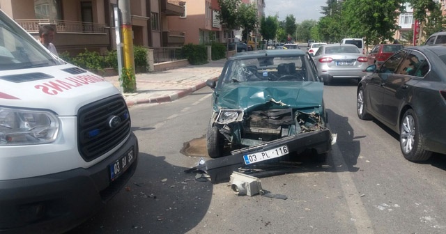 Otomobille ambulansa çarpan alkolü şahıslar sağlık görevlilerini darp etti