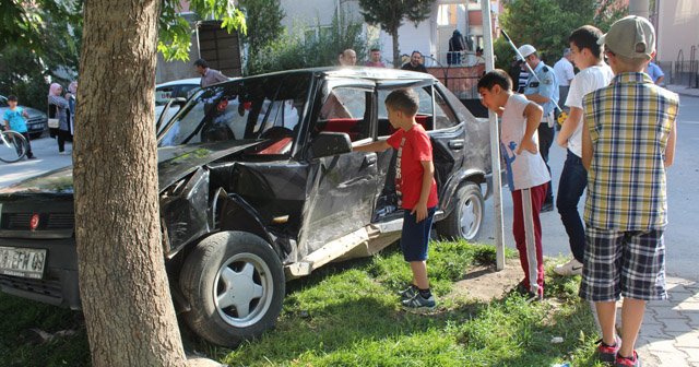 Otomobiller çarpıştı, mahallenin çocuklar kazayı inceledi