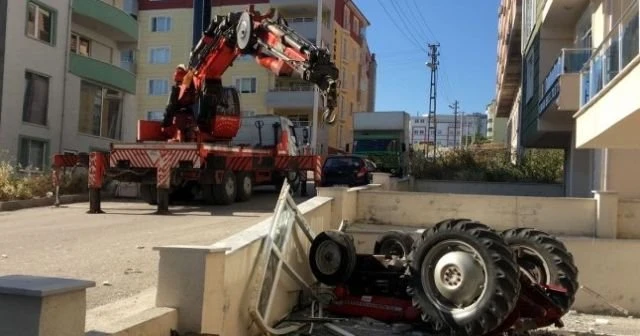 Şaka değil gerçek! 3’üncü kattan aşağı traktör düştü