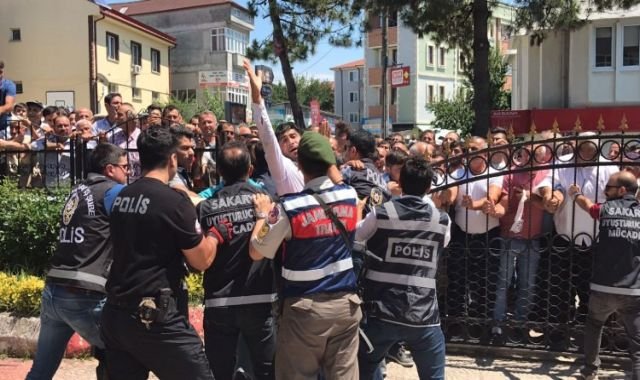 Sakarya&#039;da büyük gerginlik! Polis havaya ateş açtı