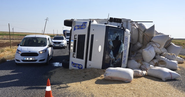 Saman yüklü kamyon devrildi: 1'i ağır 8 yaralı