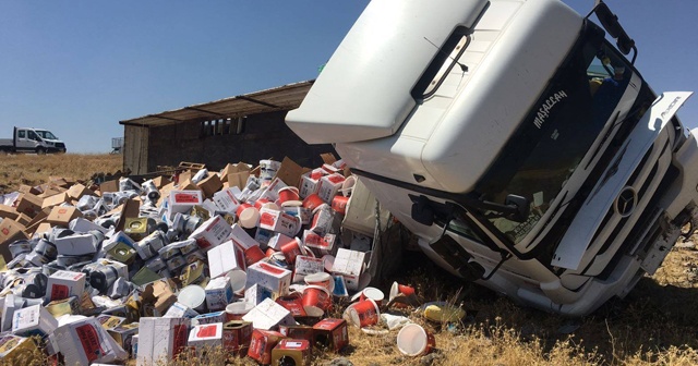 Şanlıurfa&#039;da tır devrildi, zeytin kovaları yola saçıldı