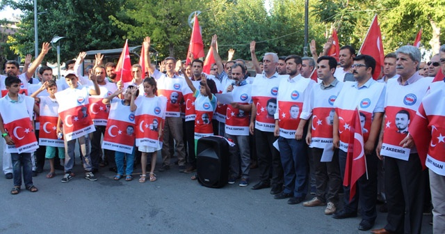 Şehitlerin isimlerinin ve fotoğrafların bulunduğu önlüklerle açıklama yaptılar