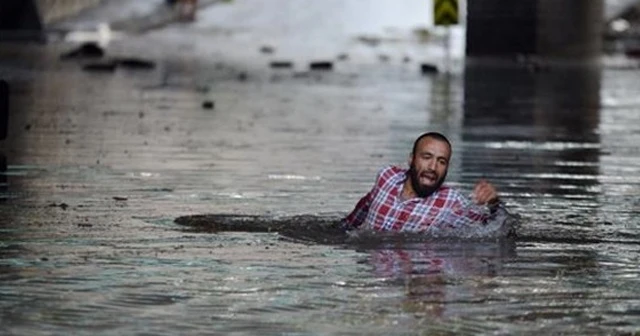 Sel sularından yüzerek kurtuldu