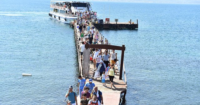 Sıcaktan bunalan İzmirliler Yassıcaada&#039;ya koştu