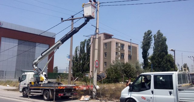 Sıcaktan kopan elektrik teli yangın çıkardı