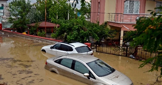 Silivri’de evlerdeki sular tahliye edilmeye başlandı