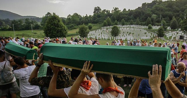 Srebrenitsa kurbanlarının cenazeleri Potoçari Anıt Mezarlığı&#039;nda