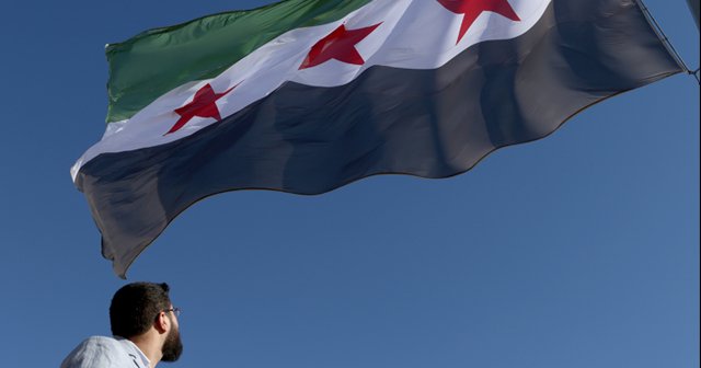 Suriye&#039;nin Türkiye sınırına devrim bayrağı asıldı
