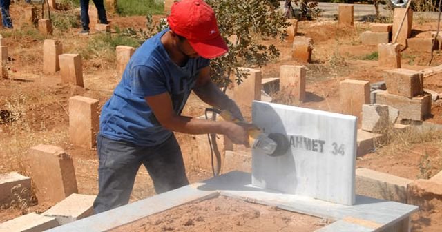 Suruç&#039;ta terörist mezarlarındaki örgüt simgeleri silindi