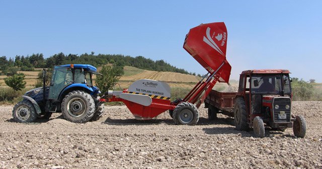 Taş toplama makinesi çiftçiye kolaylık sağlıyor