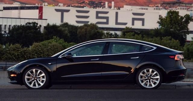 Tesla Model 3&#039;ün ilk fotoğraflarını Elon Musk paylaştı