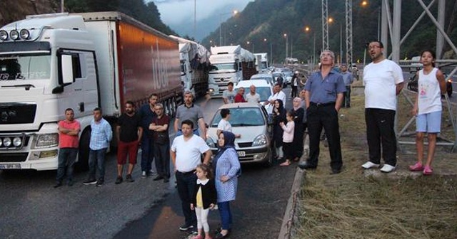 TIR kazası TEM Otoyolu’nu kapattı