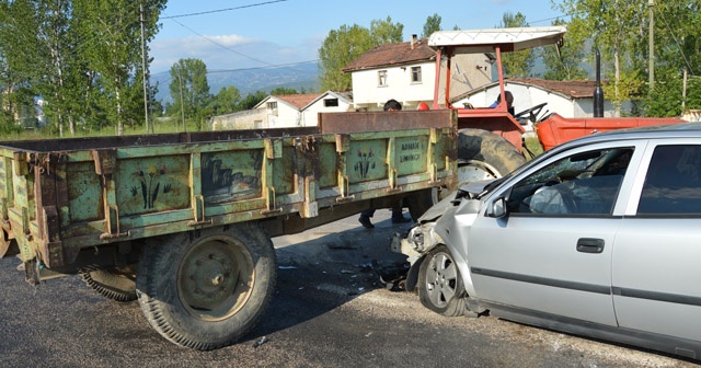 Tokat’ta otomobil ile traktör çarpıştı: 5 yaralı