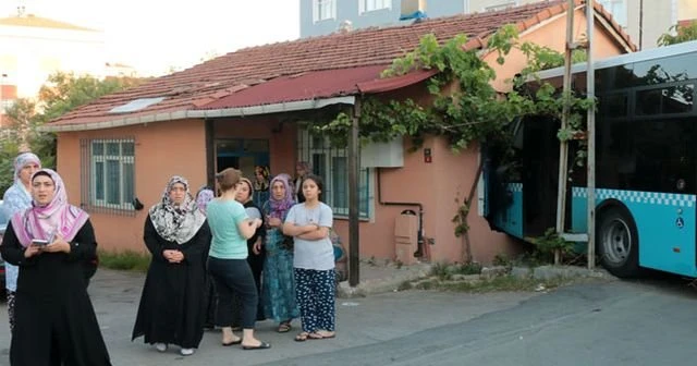 Ümraniye'de halk otobüsü eve çarptı