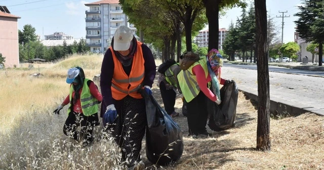 Uşak sokaklarını elleriyle temizliyorlar