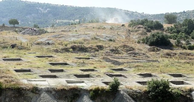 Uşak&#039;ta 2 bin yıllık &#039;sembolik&#039; mezarlar gün yüzüne çıktı