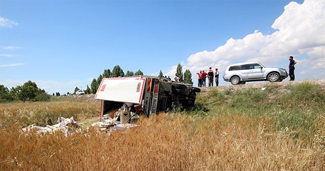 Yemek kamyoneti tarlaya devrildi: 1 ölü, 4 yaralı