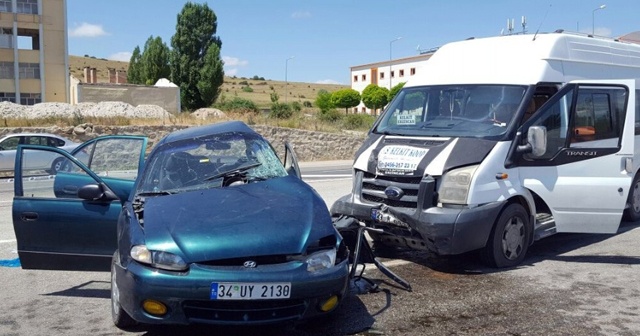 Yolcu minibüsü otomobille çarpıştı: 1 ölü, 8 yaralı