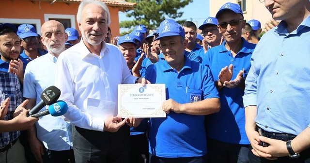 Yolda bulduğu parayı sahibine teslim eden temizlik işçisi ödüllendirildi