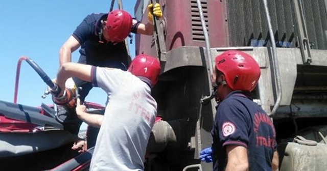 Yük treni ile otomobil çarpıştı: Anne ve kızı öldü