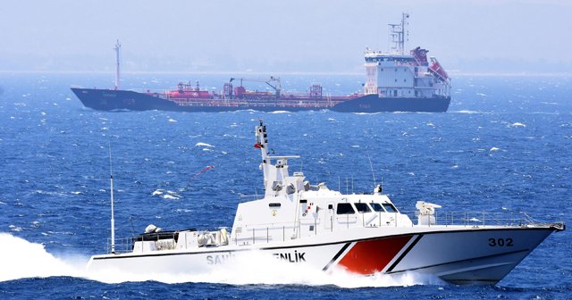 Yunan botu, Türk Sahil Güvenliği&#039;ni görünce geri çekildi