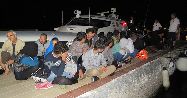 Yunanistan&#039;a kaçak yollarla gitmek isteyen 35 mülteci yakalandı