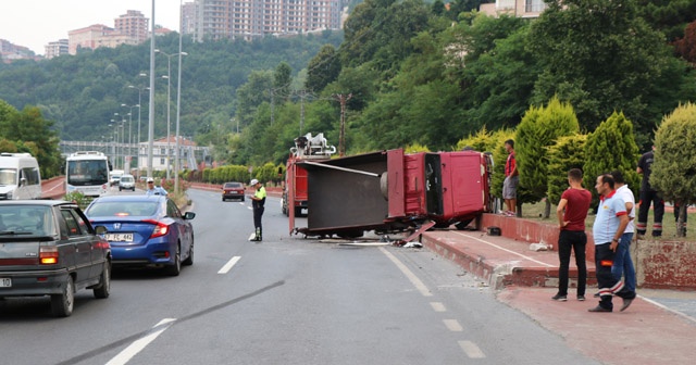 Zonguldak’ta kamyon devrildi: 2 yaralı