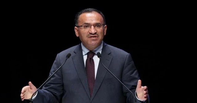 'Biz kendimizi tanımazsak rüzgarın önündeki yaprak gibi oluruz'