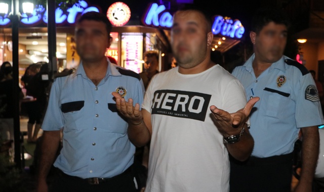 ‘Hero’ tişörtü giyen bir kişi yemek yediği sırada gözaltına alındı