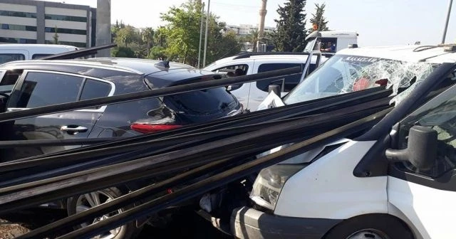 5 metrelik çubuklar 3 araca saplandı
