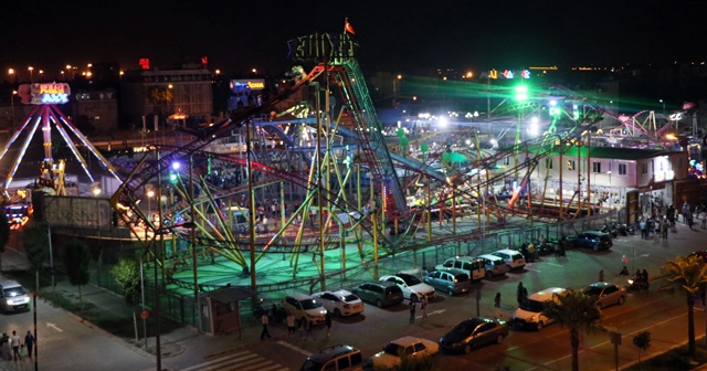 Adanalılar günün stresini ve sıcağını lunaparkta atıyor