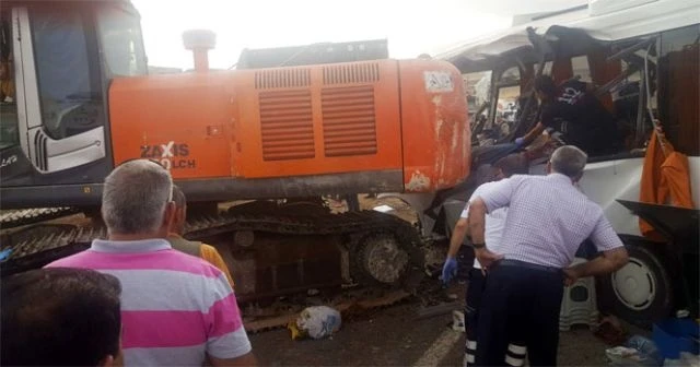 Ağrı'da vinç, midibüsün üzerine düştü! Ölü ve yaralılar var