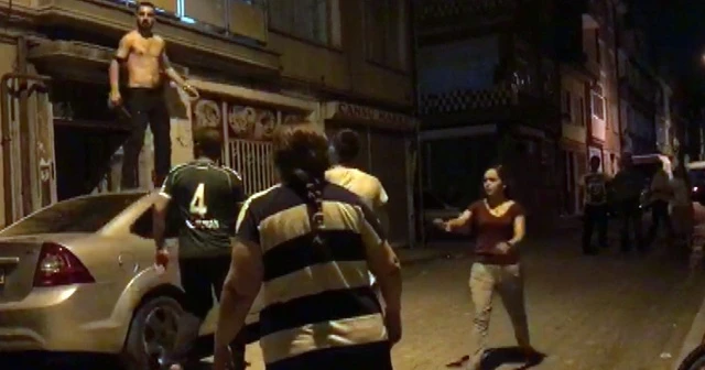 Alkollü şahıs araçların üzerine çıkarak kendini kesmek istedi