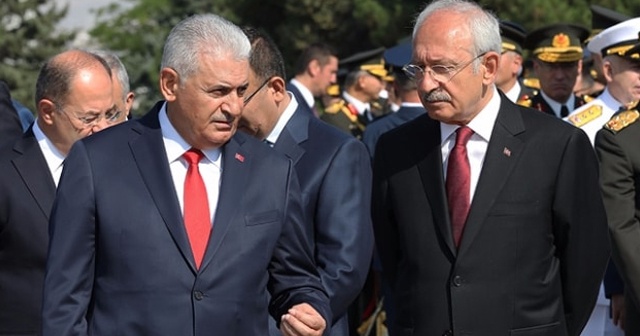 Anıtkabir&#039;deki törende Başbakan Yıldırım ile Kılıçdaroğlu bir süre sohbet etti
