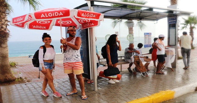 Antalya’da tatilcilere yağmur sürprizi