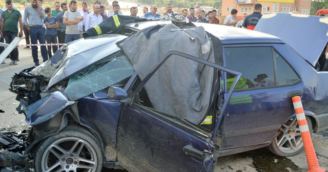 Asfalt malzemesi taşıyan kamyon ile otomobil çarpıştı: 1 ölü, 2 yaralı