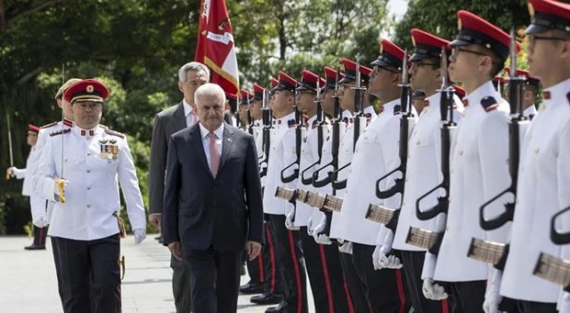 Başbakan Yıldırım&#039;a Singapur&#039;da askeri törenle karşılama