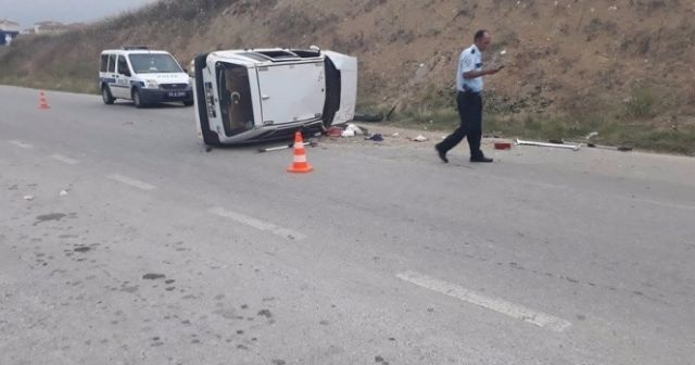 Başka araca çarpmamak için manevra yapan otomobil takla attı