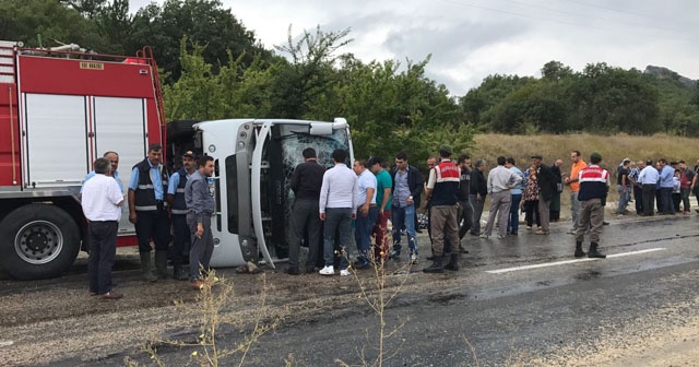 Bayram tatili için gelen midibüs takla attı: 19 yaralı