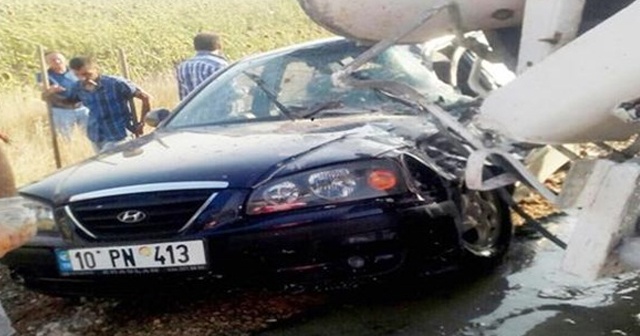 Beton mikseri otomobilin üzerine devrildi: 4 yaralı