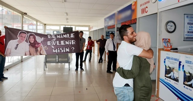 Biletinde sorun olunca otobüsten indi evlilik teklifi aldı