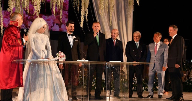 Cumhurbaşkanı Erdoğan Bakan Zeybekci&#039;nin kızının nikah şahidi oldu