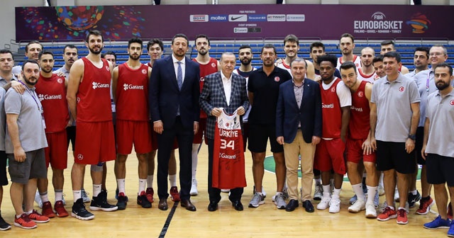 Cumhurbaşkanı Erdoğan&#039;dan A Milli Basketbol Takımına sürpriz ziyaret