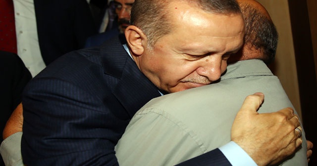 Cumhurbaşkanı Erdoğan, şehit babası ile kucaklaştı