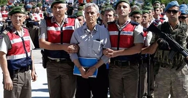 Darbeci general Akın Öztürk o fotoğrafı kabul etti