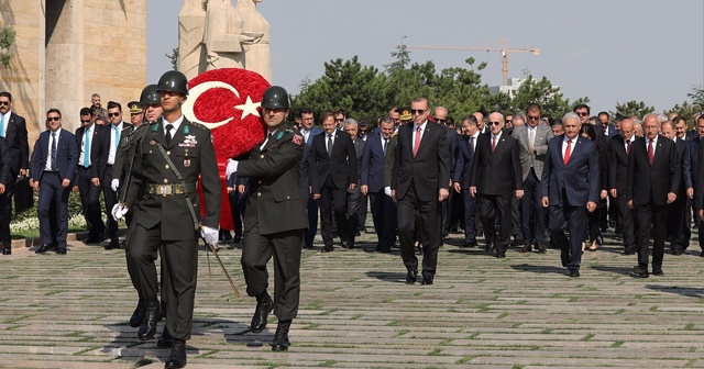 Devlet erkanı Anıtkabir&#039;i ziyaret etti