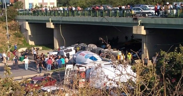 E-5'te beton mikseri devrildi